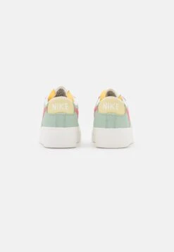 Nike Sportswear Blazer Platform - Sneakers Laag - Seafoam/Pink Salt/Sea Glass/Saturn Gold -Mode Kledingwinkel 845402a5deb243d5bb4a5c749472501f