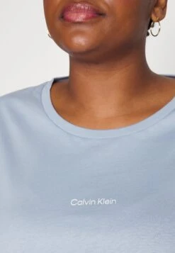Calvin Klein Inclu Micro Logo - T-Shirt Basic - Blue Chime -Mode Kledingwinkel 84f4847b2da749af835a4083300c2d4c