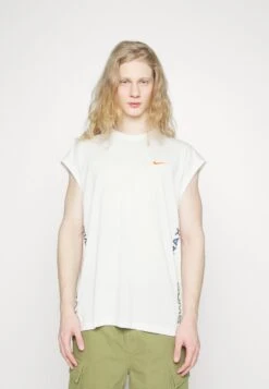 Nike Sportswear Trend - T-Shirt Print - Phantom/Bright Crimson -Mode Kledingwinkel 8a816b3fbb184ab5ba558136a9c7f73d