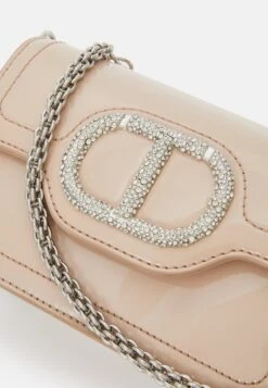 TWINSET Tracolla Patta Dettaglio Oval Strass Vernice - Schoudertas - Iced Coffee 9 TWINSET Tracolla Patta Dettaglio Oval Strass Vernice - Schoudertas - Iced Coffee -Mode Kledingwinkel 92d2eb52fcb54629b58726ec6721f332