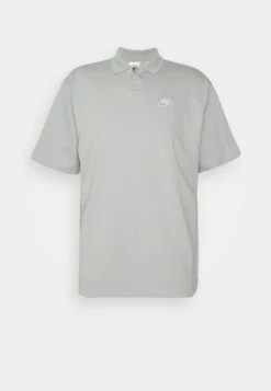 Nike Sportswear Club Matchup - Poloshirt - Wolf Grey/White -Mode Kledingwinkel 934d779b34f9432491bc3240671d03a0