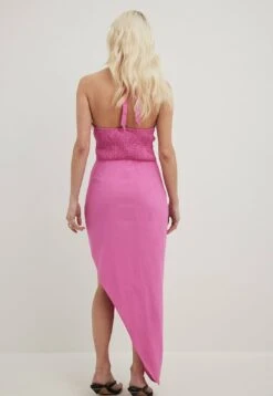 NA-KD Mit Schrägschnitt - Galajurk - Pink -Mode Kledingwinkel 961324bbd5c448a18c6a6933c9005a2a