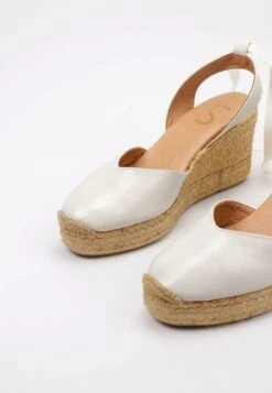 Karme - Hoge Hakken - Beige -Mode Kledingwinkel 9f35876a23374dc7b7d91d67258af571