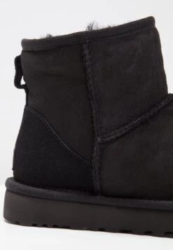 Ugg Classic Mini - Korte Laarzen - Black -Mode Kledingwinkel a911d1b31add41fdbb8c61a60b9cc56b