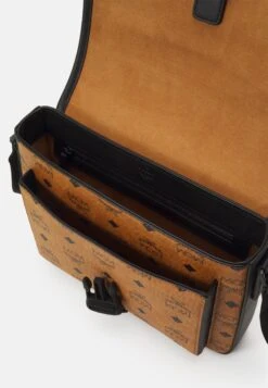 MCM Klassik Messenger Small- Schoudertas - Cognac -Mode Kledingwinkel a9492487092a460f8695fb0bd70aba7d