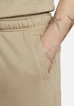 Nike Sportswear M Club Ft Mcf - Trainingsbroek - Khaki 13 Nike Sportswear M Club Ft Mcf - Trainingsbroek - Khaki -Mode Kledingwinkel ae4fb7c29b9a455bb5af84602ca57bd9