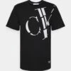 Calvin Klein Jeans Scattered Logo Tee Unisex - T-Shirt Print - Black 2 Calvin Klein Jeans Scattered Logo Tee Unisex - T-Shirt Print - Black -Mode Kledingwinkel af3568e5f2ea4594af7266be9ec314ef