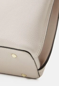 Guess Meridian Girlfriend Tote - Shopper - Stone -Mode Kledingwinkel b1b6c4ec0bdf4f67a241252f7d2a0979