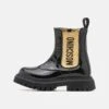 MOSCHINO Unisex - Korte Laarzen - Black/Gold 2 MOSCHINO Unisex - Korte Laarzen - Black/Gold -Mode Kledingwinkel b227e6c00c7143f0a05ad0e58fc43e65