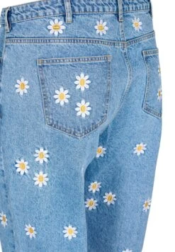 Zizzi Mille With Embroidered Flowers - Straight Leg Jeans - Light Blue Flower -Mode Kledingwinkel b568a56473d4411ea1ccea70aa3e2c40