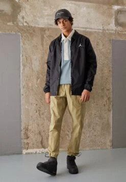 Nieuwe uitgaven -Mode Kledingwinkel b6866e7ee8174e75bf42e5cba835a61b