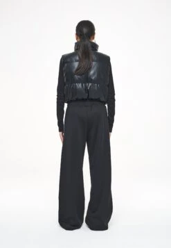 Pegador Zito Cropped Vest - Bodywarmer - Black -Mode Kledingwinkel b7c8d5bfd9b5497f8cd849eb3f177e11