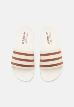 Adidas Originals Adilette Unisex - Muiltjes - White/Preloved Brown/Cloud White -Mode Kledingwinkel c5efd3fe90e34bd4b9aed5e383c5c243