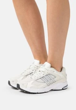 Adidas Originals Response Cl - Sneakers Laag - White Tint/Silver Metallic -Mode Kledingwinkel c9581d1feef84815bef92938252aa1e0