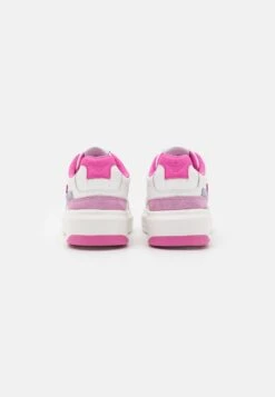 Emporio Armani Sneakers Laag - White/Pink 12 Emporio Armani Sneakers Laag - White/Pink -Mode Kledingwinkel cd8606c0404d4dc7b47fd31e66df423e