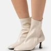 Single Layer Boots - Korte Laarzen - Cream -Mode Kledingwinkel d04b92b535294c8893b825feacd9421f
