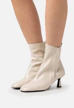 Single Layer Boots - Korte Laarzen - Cream