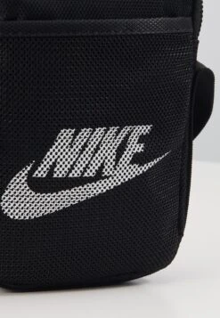 Nike Sportswear Heritage Crossbody Bag Unisex - Schoudertas - Black/Black/White -Mode Kledingwinkel d68135acd94a4793aab413c95756f85d