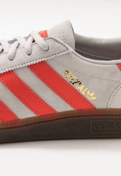 Adidas Originals Handball Spezial - Sneakers Laag - Grey Two/Hi-Res Red /Gold Metallic -Mode Kledingwinkel d6ac60a03c644fc7b3303b99ded8209f