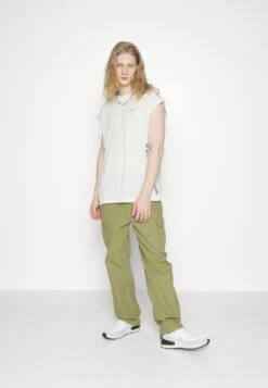 Nike Sportswear Trend - T-Shirt Print - Phantom/Bright Crimson -Mode Kledingwinkel d84e5417081340d59d94e3212f17dcff