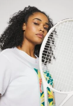 Nike Performance Tee Slam Crop - Sport T-Shirt - White -Mode Kledingwinkel e0b4c93d36ad42ab9ebaa8d23ae19e95