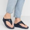 Fitflop Lulu - Teensandalen - Midnight Navy 2 Fitflop Lulu - Teensandalen - Midnight Navy -Mode Kledingwinkel ea04b13af64e4428aaca01cbdc690b46
