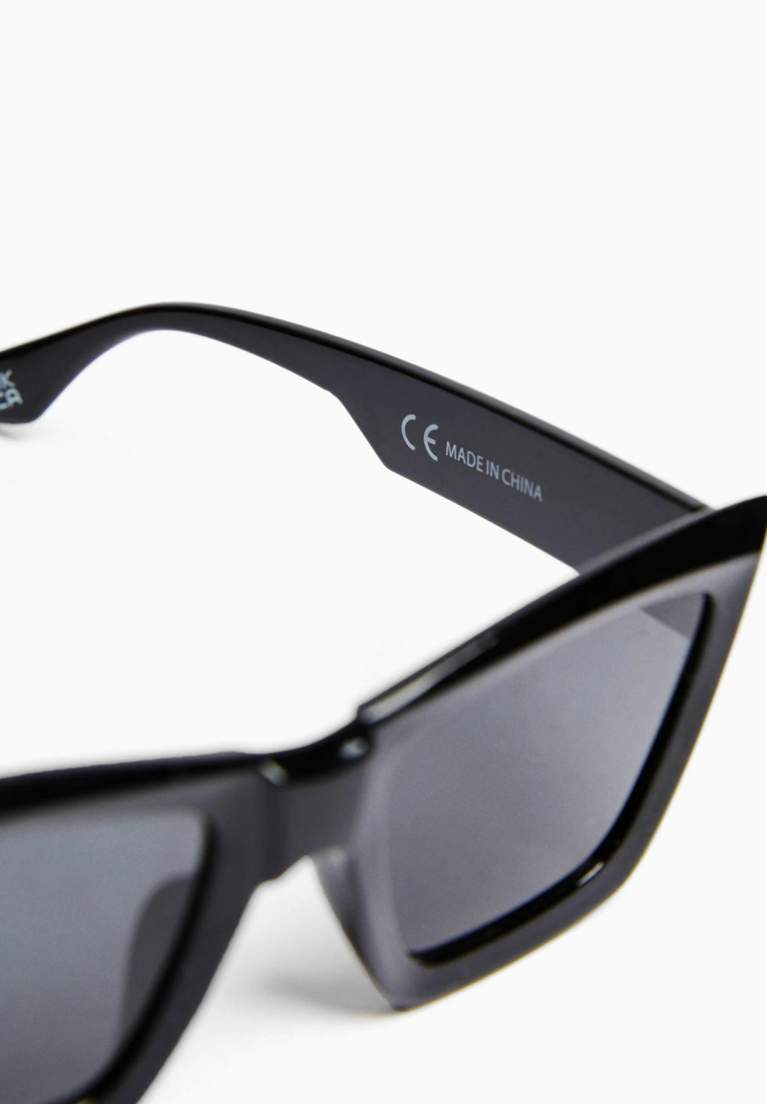 BERSHKA Zonnebril - Black 6 BERSHKA Zonnebril - Black - Afbeelding 4