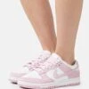 Nike Sportswear Dunk Low - Sneakers Laag - White/Pink Foam -Mode Kledingwinkel efe66fb10fa14874ad41a145cc3bbb2f