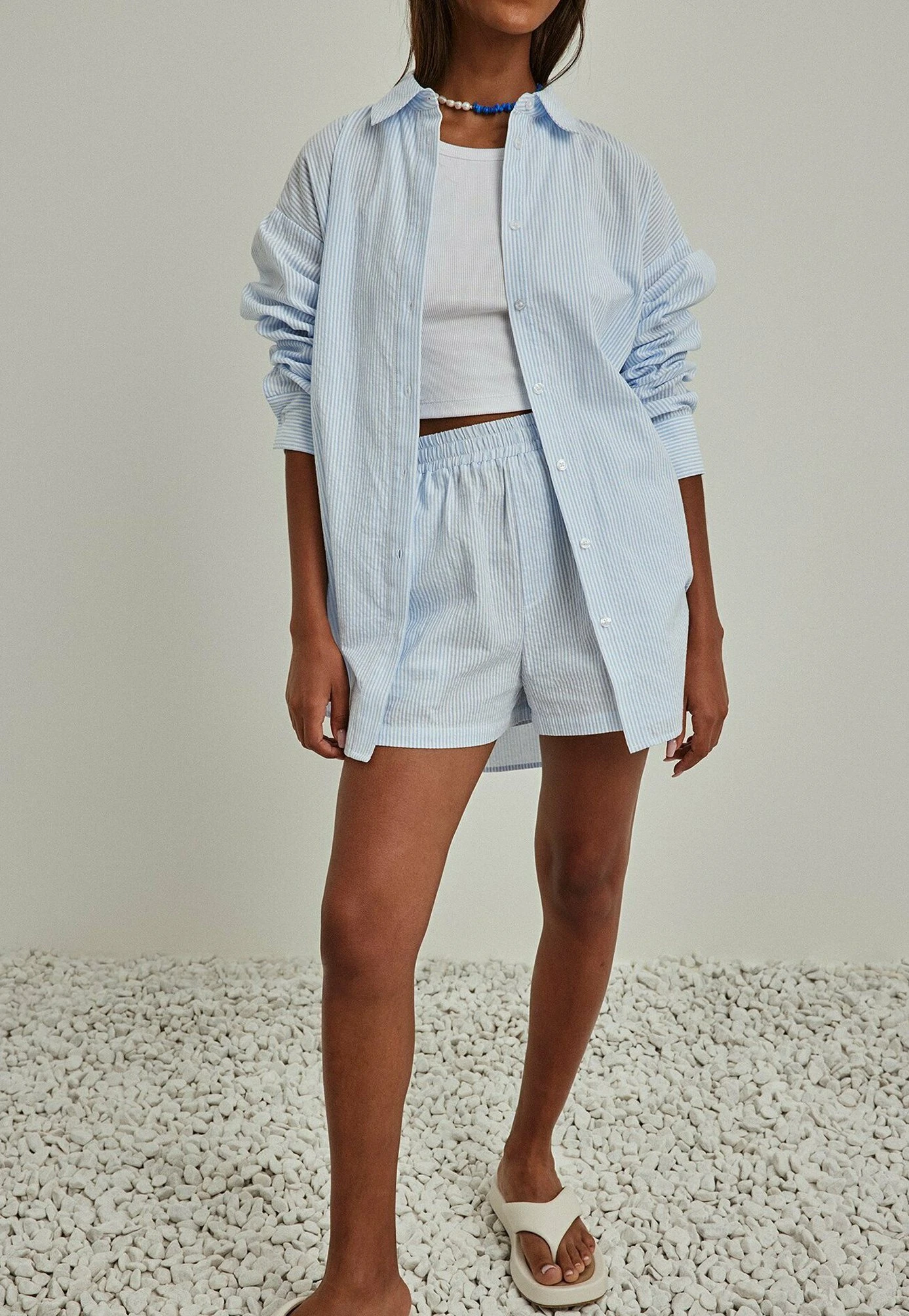 NA-KD Gestreifte Seersucker Mit Elastischem Bund - Shorts - Blue White 6 NA-KD Gestreifte Seersucker Mit Elastischem Bund - Shorts - Blue White - Afbeelding 4