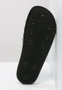 Adidas Originals Adilette Unisex - Muiltjes - Black/White -Mode Kledingwinkel f15cc37f92de4de7a4a1392661518046