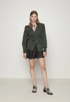 ICHI Ihkamara Ca - Vest - Kombu Green -Mode Kledingwinkel f26988ff7339460ead3c52939a7d8fa2