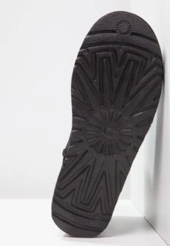 Ugg Classic Mini - Korte Laarzen - Black -Mode Kledingwinkel f357604ec0b446cf92cd699ddaccbfab