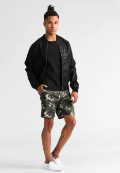 Nieuwe uitgaven -Mode Kledingwinkel f9fcf0f8281b435ab284cc8ce72a9170